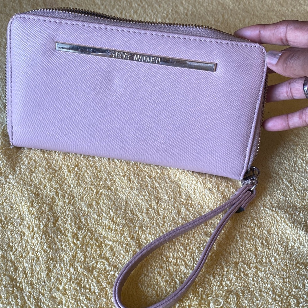 STEVE MADDEN Wallet color Light Pink in good condition got lil scratch on side